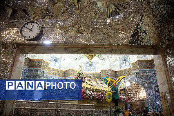 گل آرایی ضریح مطهر حضرت معصومه(س) به مناسبت روز دختر