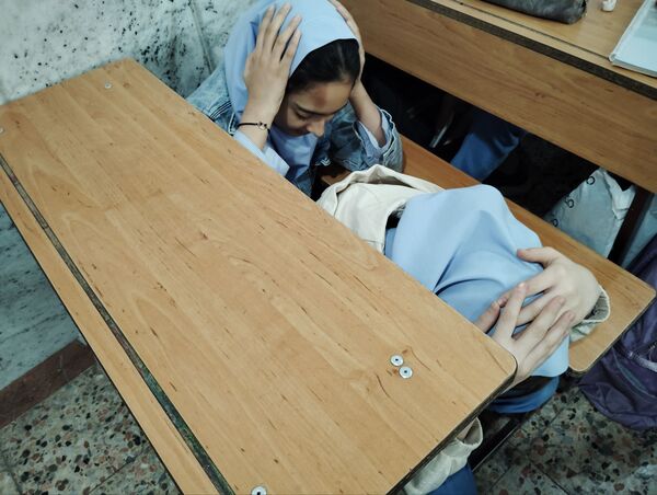 مانور زلزله در دبستان هیأت امنایی دخترانه بهار دانش 