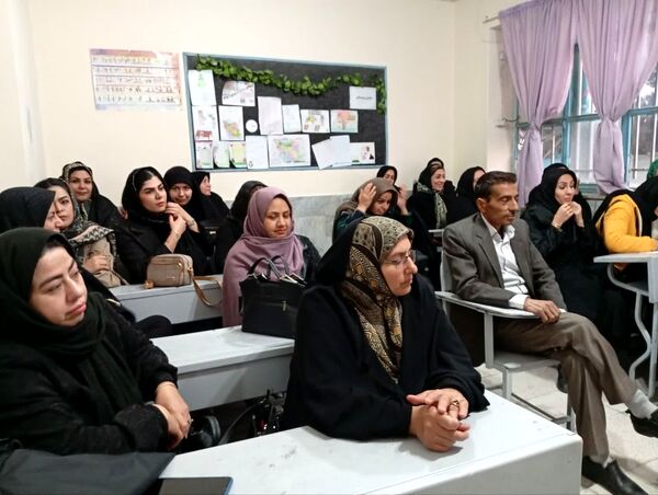 دومین جلسه انجمن اولیا در دبستان سمیه کاشمر