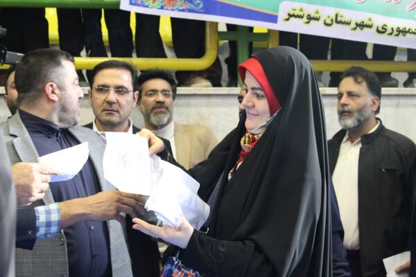 استقبال مردم اهواز از رئیس جمهوری