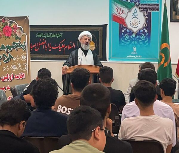دیدار اعضای بسیج دانش آموزی و اعضای انجمن اسلامی با امام جمعه شهرستان کاشمر 