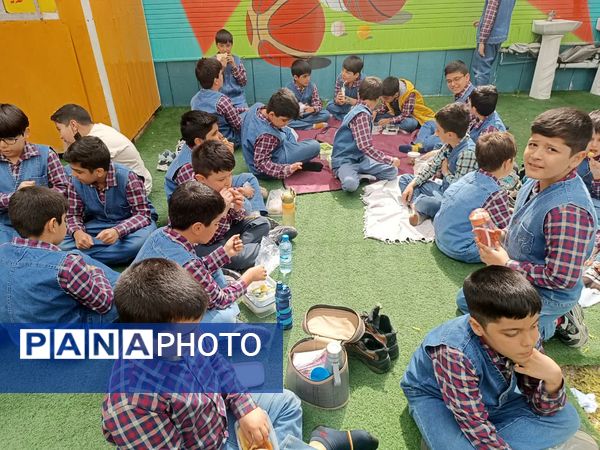 هوای پاک و  صبحانه ی سالم  در دبستان مبتکران ۳