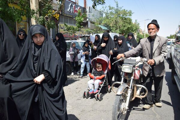 همه چیز برای یک استقبال گرم مهیاست ، با افتخار به پیشواز شهیدمان می آییم 