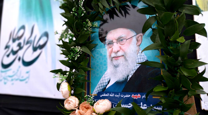 میدان انقلاب کردکوی در لحظه سال تحویل مملو از جمعیت شد