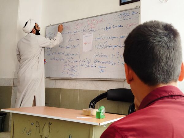 هدایت تحصیلی دانش‌آموزان در دبیرستان میثاق با حضور مشاور مدرسه 