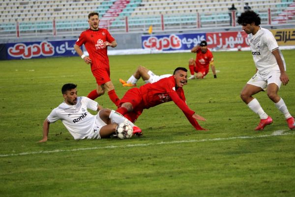 بازی تراکتور و ملوان در تبریز