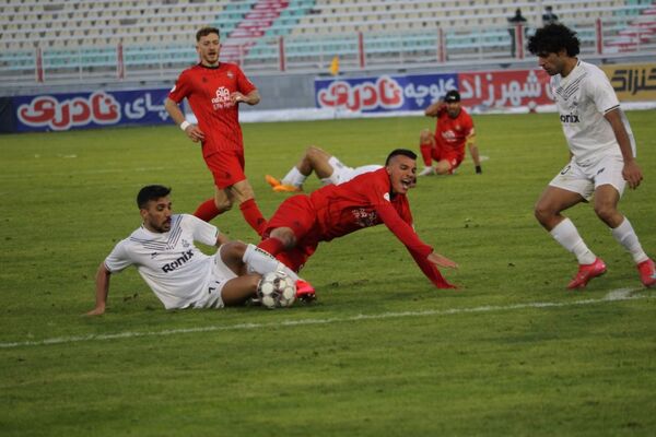 بازی تراکتور و ملوان در تبریز