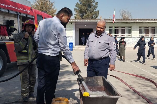 آموزش اصول اولیه آتش‌نشانی در مدرسه زکیه صباشهر