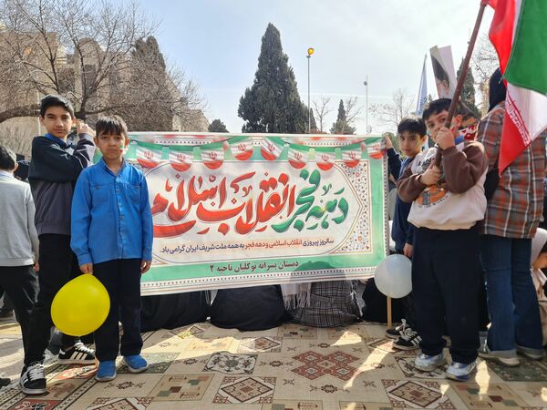 جلوه‌ای از وحدت و همدلی در راهپیمایی ۲۲ بهمن