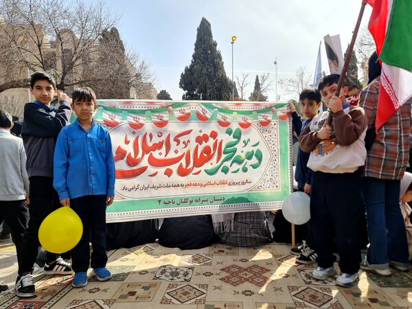 جلوه‌ای از وحدت و همدلی در راهپیمایی ۲۲ بهمن