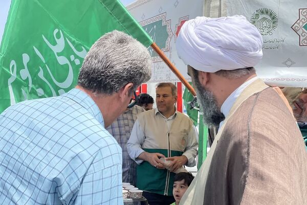 فرهنگیان شهرستان ملارد با حضور خود در نمازجمعه این هفته یاد شهید رجایی را گرامی داشتند 
