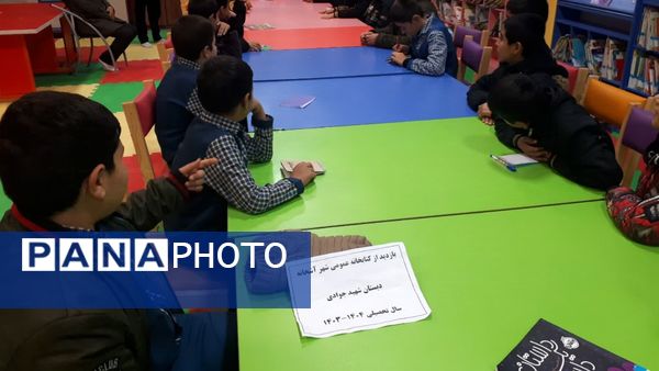 بازدید دانش‌آموزان و مسئولان از کتابخانه شهید بهشتی آشخانه