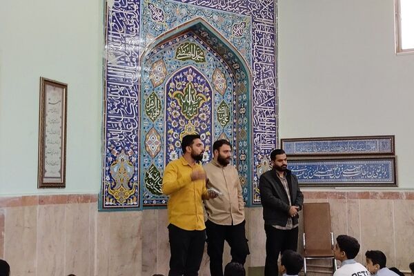 گفت‌وگوی آموزشی پس از اقامه نماز جماعت در دبیرستان شهید چمران