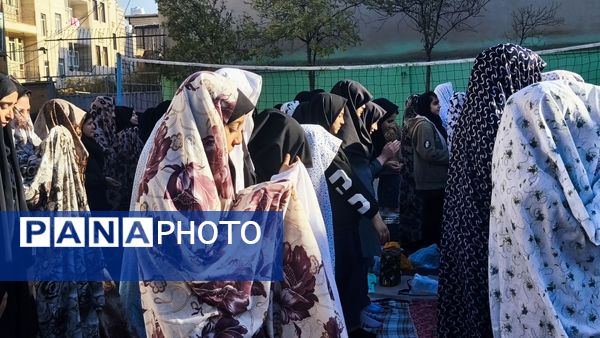 نماز جماعت باران در آموزشگاه شهید فتحی‌پور ناحیه یک شهرستان بهارستان