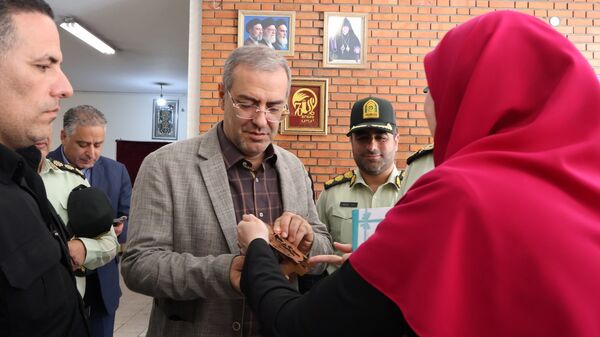 حضور فرمانده انتظامی تهران بزرگ در مراسم بازگشایی مدارس منطقه ۶؛ بازدید از دبستان تقوا پیشگان