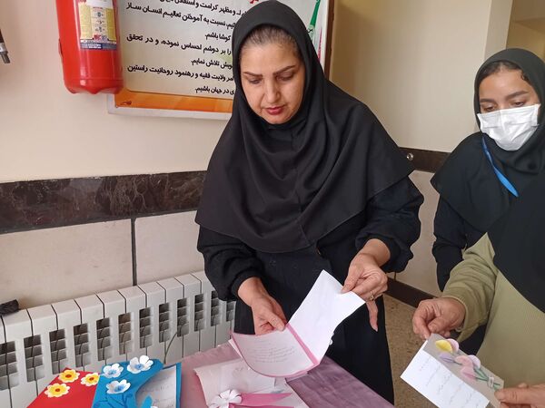 ساخت کارت پستال در هفته سلامت‌روان توسط دانش‌آموزان مدرسه مادرمهربان خلیل‌آباد