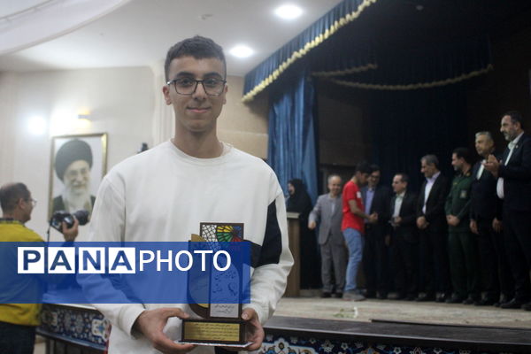 تجلیل از برگزیدگان دبیرستان شهید بهشتی شهرستان بوشهر (2)
