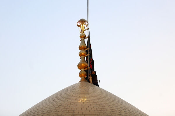 آیین اهتزاز پرچم عزای سیدالشهدا(ع) بر فراز گنبد حرم حضرت معصومه(س)