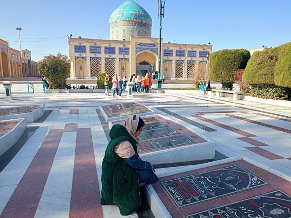 غبارروبی مزار شهدا توسط دانش‌آموزان دبستان سمیه