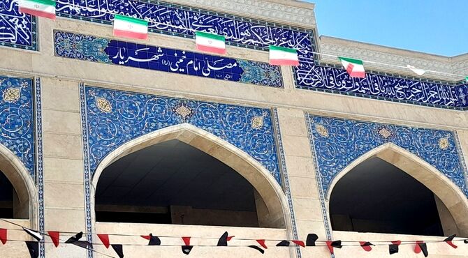 مردم شهرستان شهریار گرد هم امدند و برای نماز جمعه ،به یاد شهدای جنگ تحمیلی ایستادند