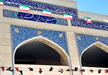 مردم شهرستان شهریار گرد هم امدند و برای نماز جمعه ،به یاد شهدای جنگ تحمیلی ایستادند