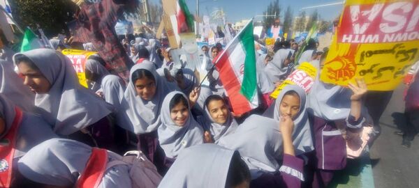 حضور پرشور دانش آموزان مدارس شهرستان خاتم در راهپیمایی ۱۳ آبان 