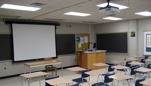 رنگ‌آمیزی کلاس‌ها تغییری کوچک اما اثری بزرگ در روحیه دانش‌آموزان است