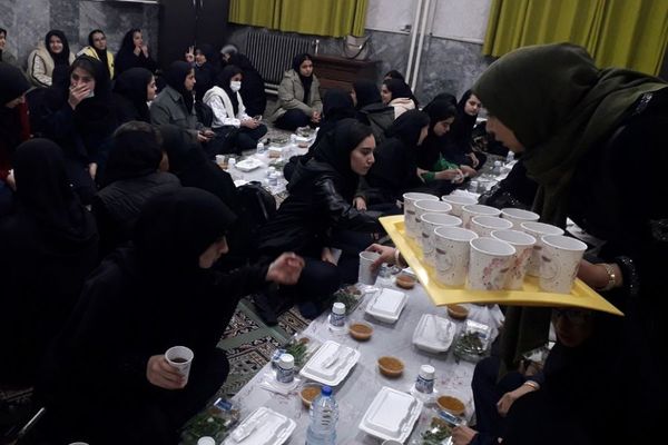 برگزاری مراسم افطار در مدرسه حضرت زینب ناحیه یک ری