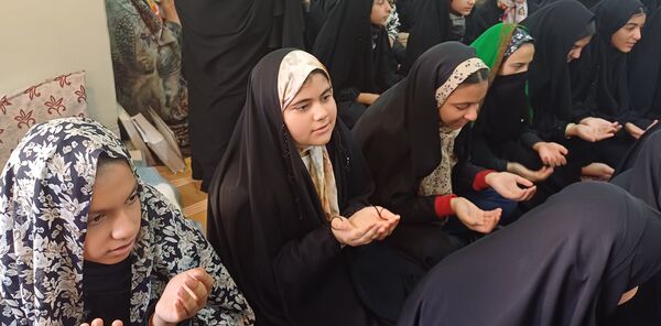 دانش آموزان  در جست و جوی آرامش و نزدیکی به خدا