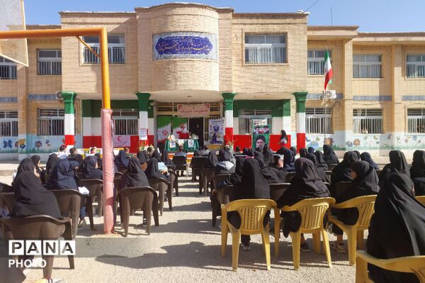 نواخته شدن زنگ هفته پدافند غیرعامل در مدرسه بشری لردگان