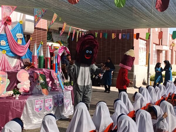 نواختن زنگ مهر و نماز در مدرسه ۲۲بهمن
