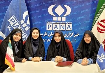 دانش‌آموز ایرانی در مقابلت ایستاده است