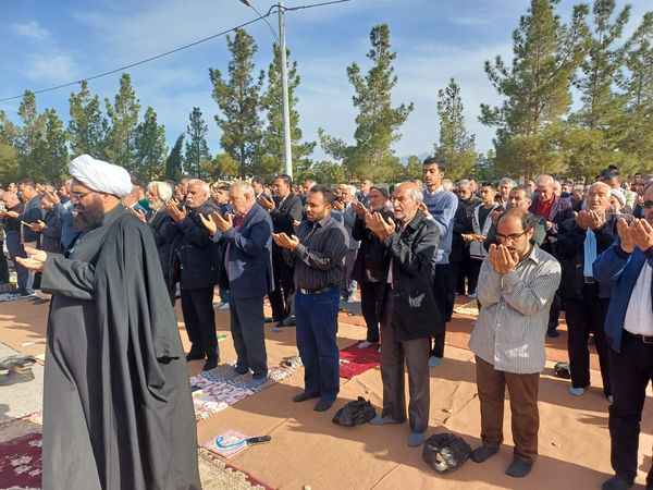 نماز عید فطر در گلزار شهدا شهرستان کوهپایه
