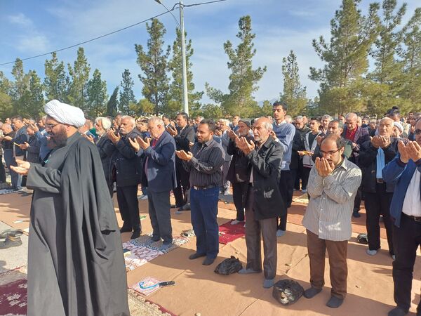 نماز عید فطر در گلزار شهدا شهرستان کوهپایه