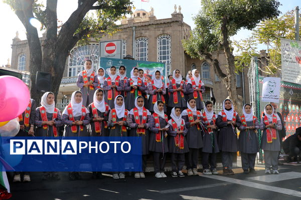 غرفه نسل افتخار سازمان دانش‌آموزی استان آذربایجان شرقی در راهپیمایی ۱۳‌ آبان