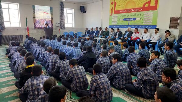 مراسم هفته گرامیداشت پدافند غیرعامل در دبیرستان دور اول صدرا مهریز