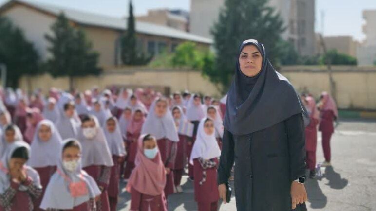معلم شخصی است که بذر دانایی را در وجود شاگرد می‌کارد