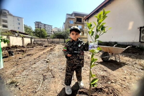 کاشت ۴۰ اصله نهال  به مناسبت چهلمین روز شهادت‌ قائد امت اسلامی ودانش آموزان میناب در تالش