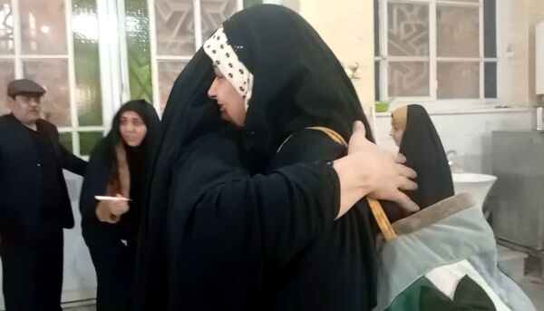 استقبال خانواده‌های یزدی از فرزندان معتکف در پایان سه روز بندگی