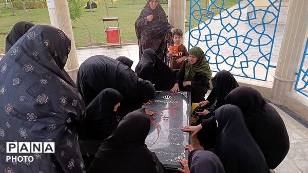 آیین قرائت دعای پرفیض عرفه در جوار یادمان شهید گمنام بوستان گلهای قم