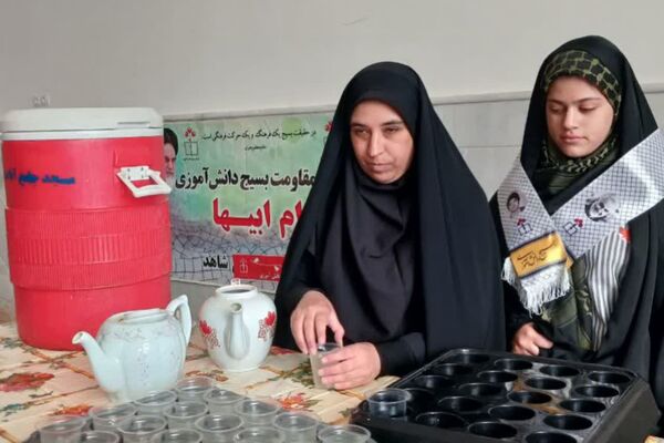 حضور با شکوه دانش‌آموزان و فرهنگیان در مراسم پر فیض نماز جمعه آباده در آستانه روز دانش‌آموز