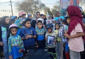 حضور دانش‌آموزان اسکیت‌سوار در گلزار شهدای دانش‌آموز میناب