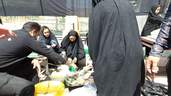 حضور زائران پیاده در جاده غدیر مشهد به نیشابور