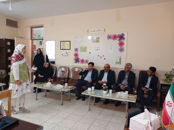 بازدید مدیر آموزش و پرورش کاشمر از نمایشگاه دبیرستان سما