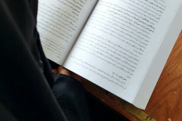 بازدید دانش‌آموزان مدرسه‌ حضرت زهرا (س) نیر از کتابخانه در هفته‌ کتاب 