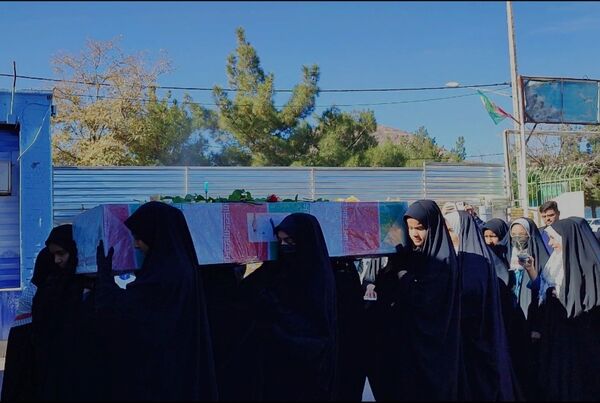 استقبال از شهید‌گمنام در دبیرستان رضوانه شاهبیکی سربیشه 