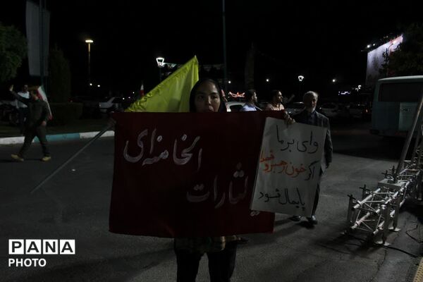 تجدید میثاق هنرمندان یزدی با آرمان‌های انقلاب در میدان امام حسین (ع)