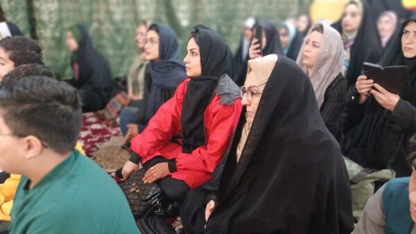 تقدیر دانش‌آموزان فعال فرهنگی‌هنری از مادرانشان با همکاری مربی در محمدشهر کرج