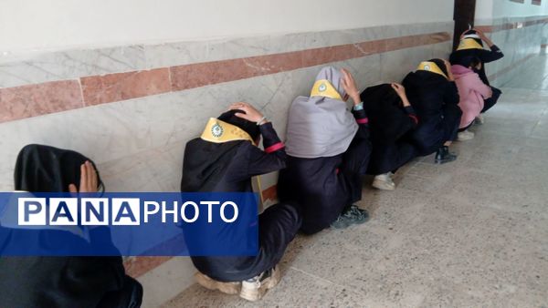 مانور زلزله  در دبیرستان حجت‌ الاسلامی نیشابور 