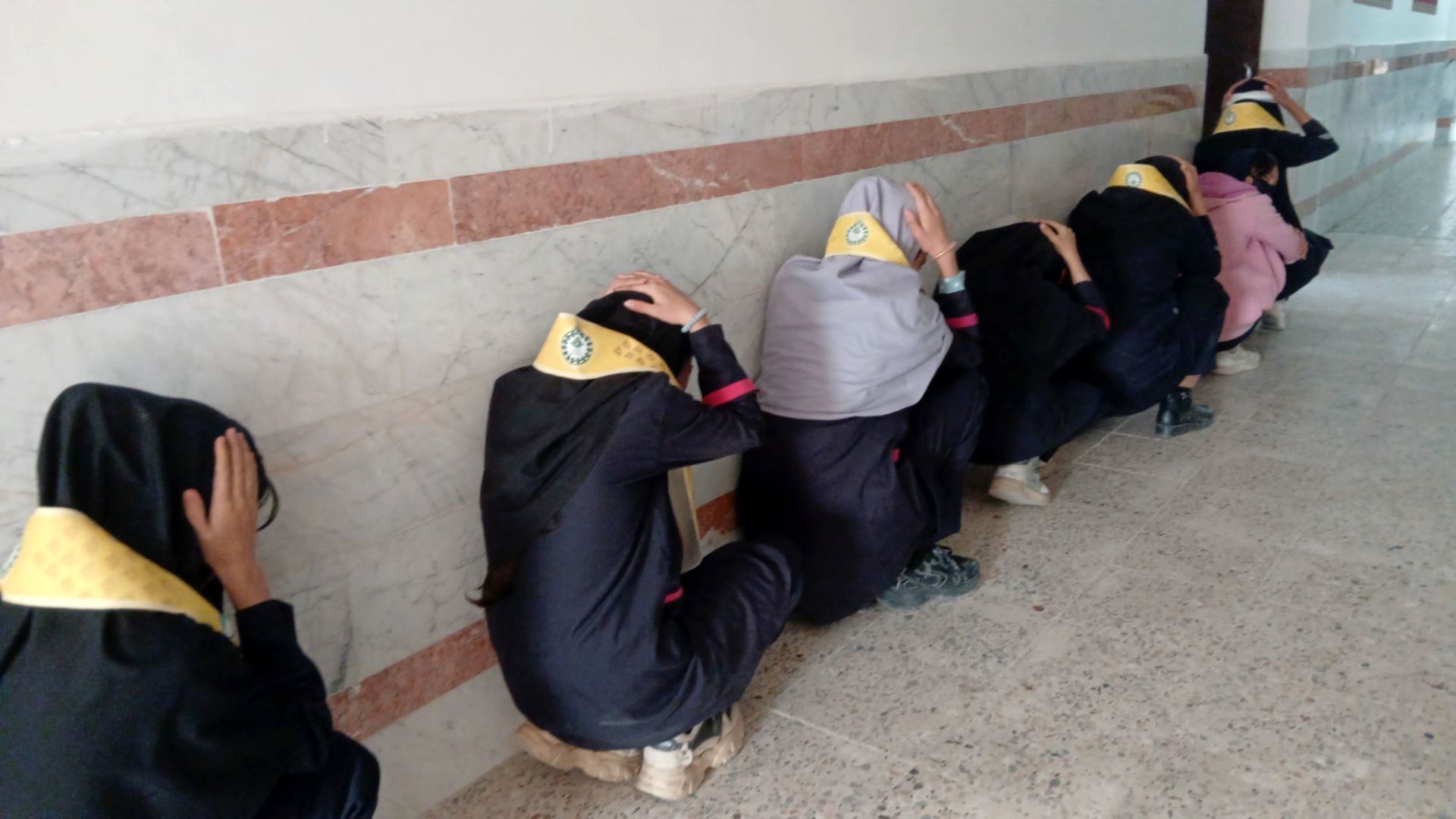 مانور زلزله  در دبیرستان حجت‌ الاسلامی نیشابور 